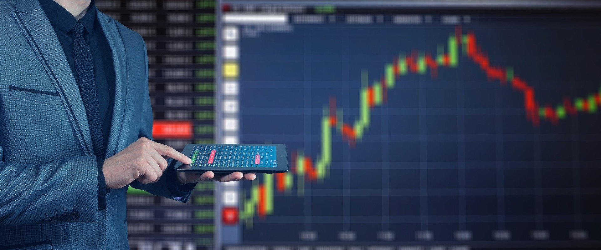 Arbeitsplatz mit Finanzunterlagen